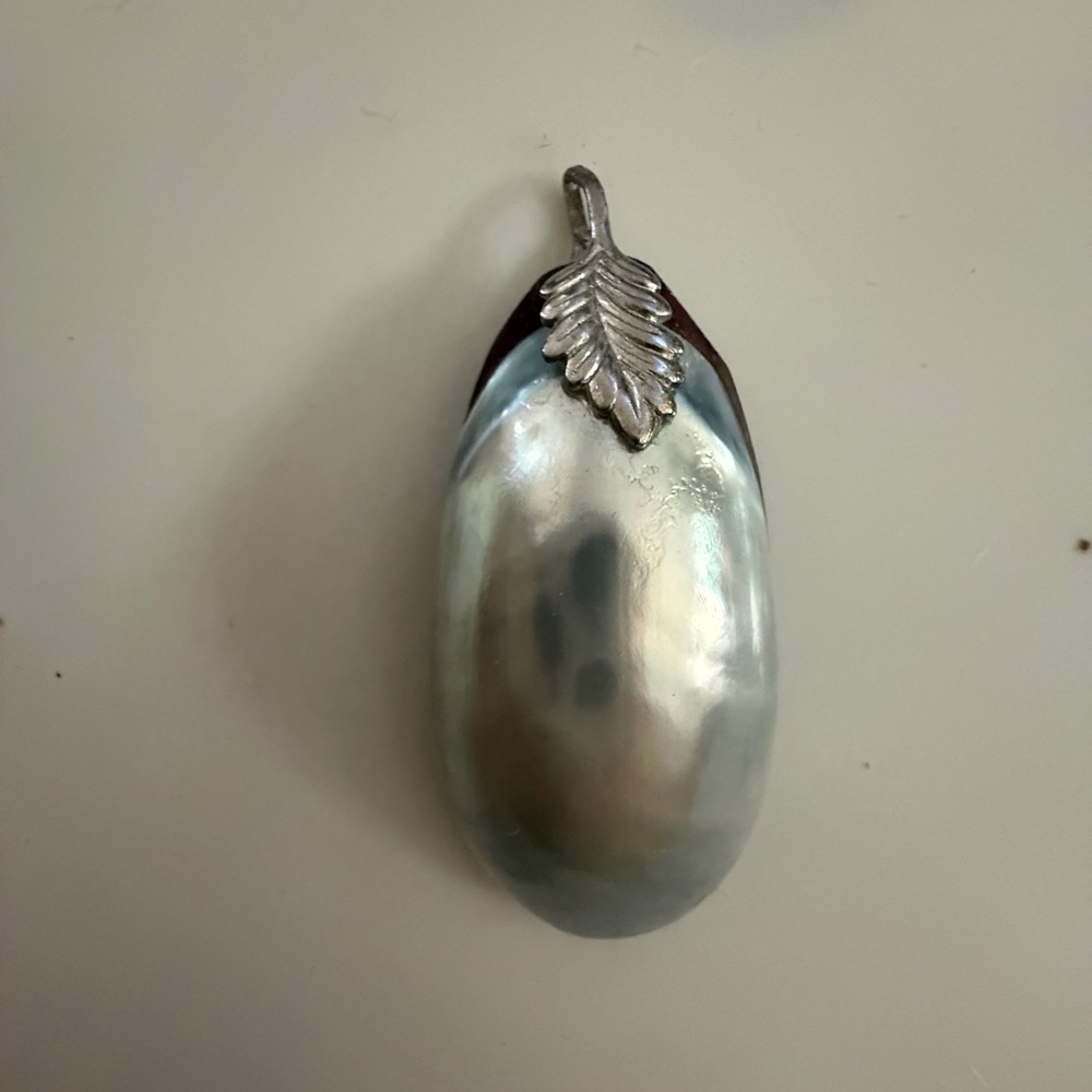Shell pendant  Leaf bail